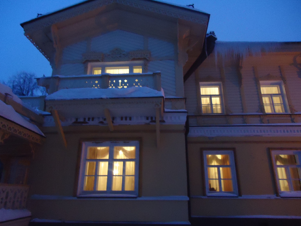 Приветливо светятся окна дома-музея