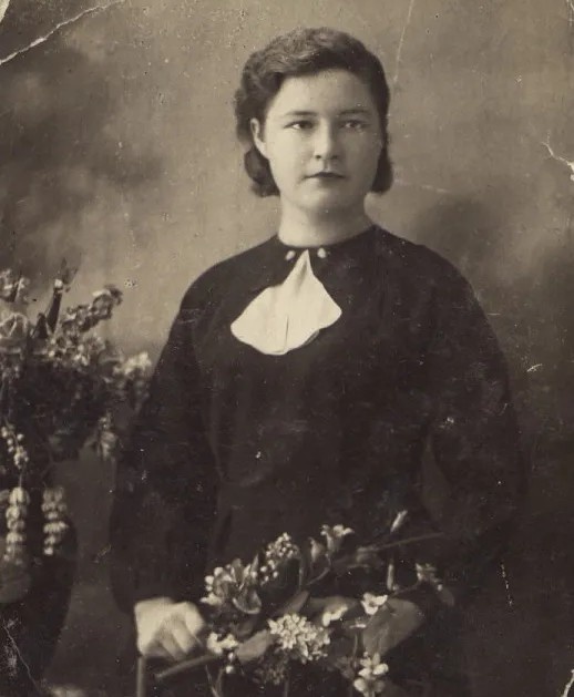 Ираиде Семеновне примерно 19-20 лет