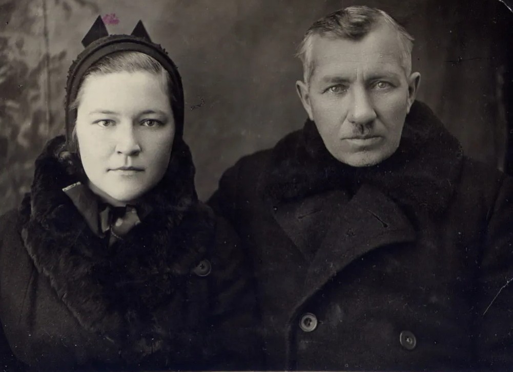 Ира с отцом, Семеном Степановичем Казачком, кавалером "Ордена Ленина" за заслуги в деле воспитания подрастающего поколения. 1941 год