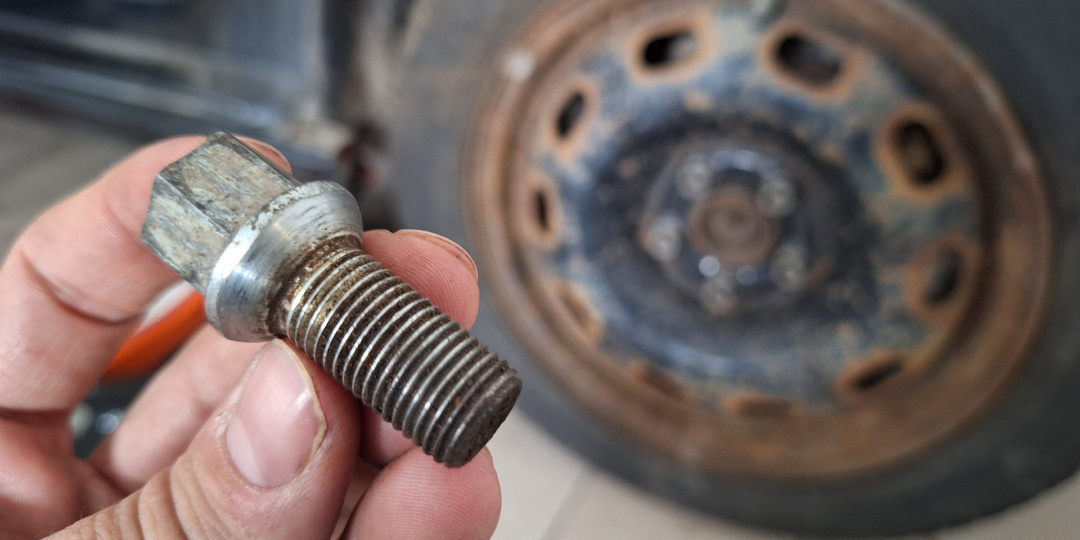 Почему никогда нельзя смазывать шпильки ступиц, колёсные болты и гайки: ставим жирную точку