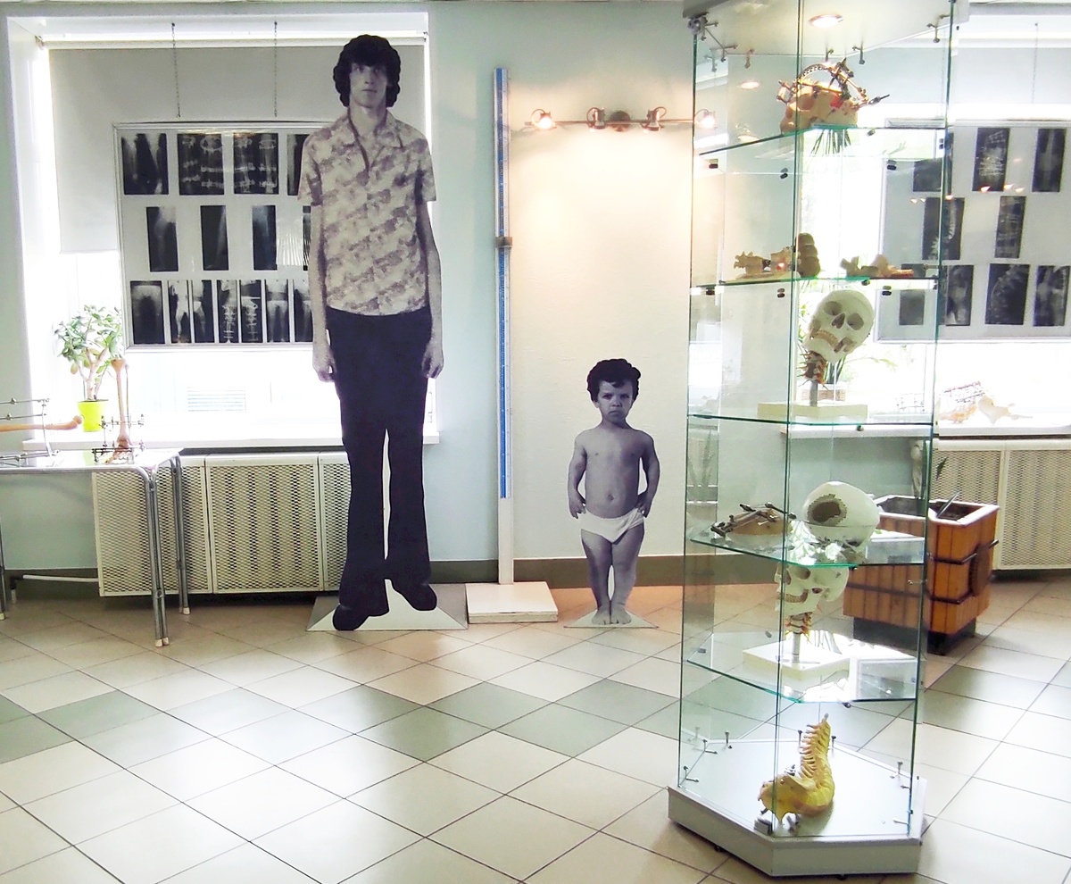 Фото из Музея Центра Илизарова. Самый высокий и самый низкий пациенты Г.А.Илизарова. В современной практике Центра Илизарова эти рекорды уже побиты.