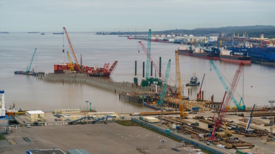    Почти 30 тыс. тонн мазута откачали из поврежденного танкера в порту Усть-Луга ©Руслан Шамуков/ТАСС