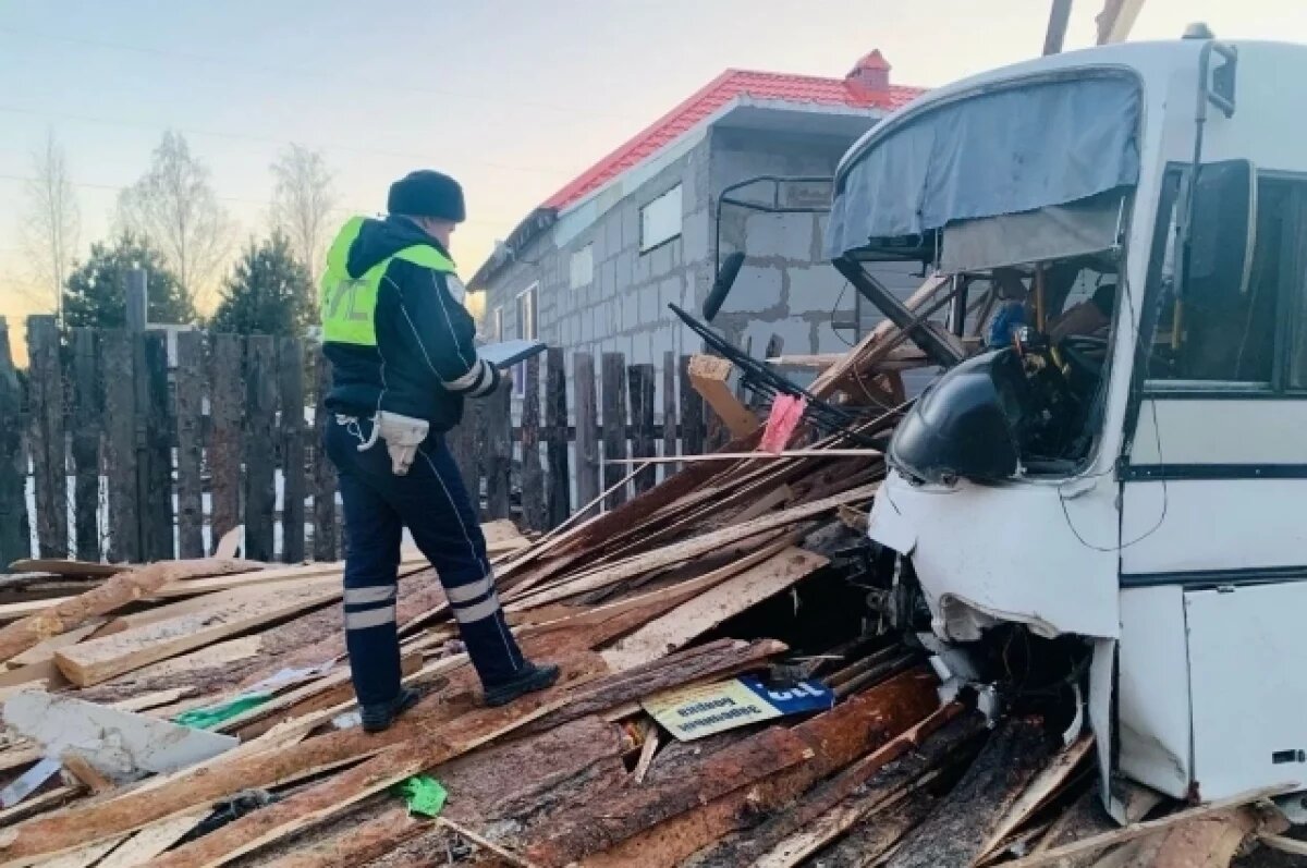    На Урале рейсовый автобус наехал на пиломатериалы и съехал в кювет