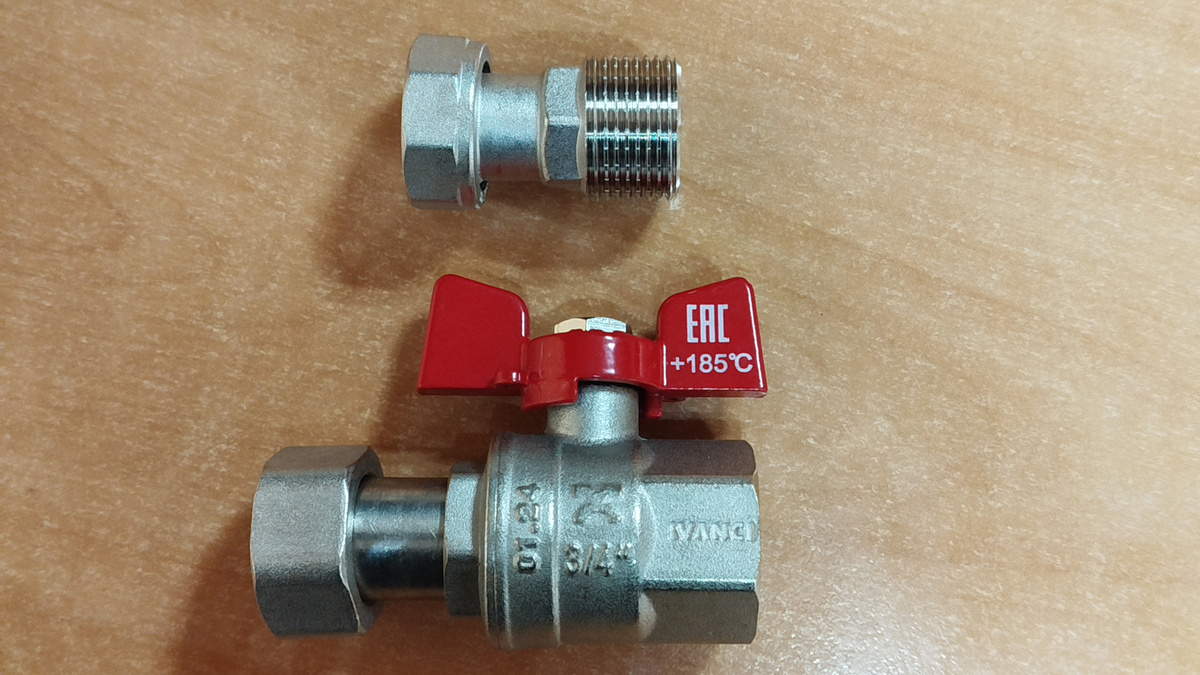 Полусгон и шаровой кран с накидной гайкой. Фото автора.