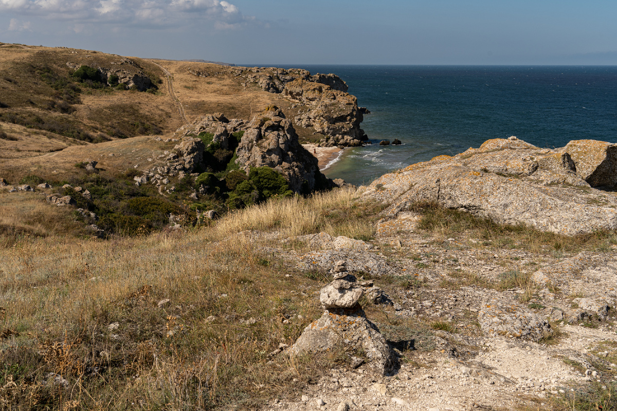 Вдалеке видна дорога, это спуск к пляжу. Аккуратно можно спустится на машине и подняться обратно. Но иногда это тяжело сделать при определенных обстоятельствах, про которые описываю в конце статьи.