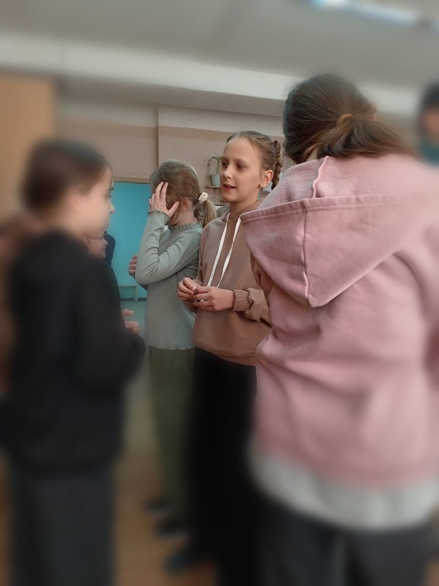 Саша рассказывает рассказывает о себе