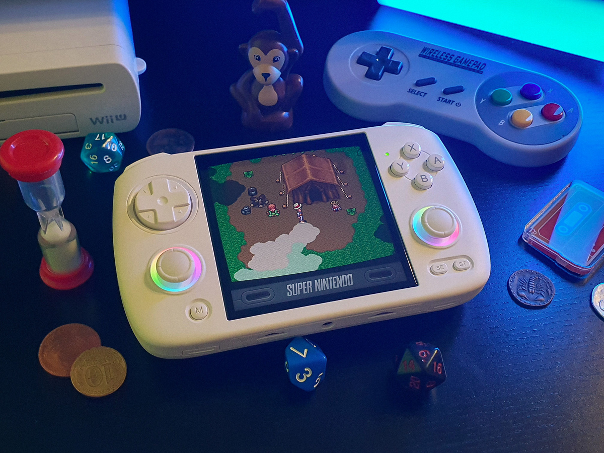 Я проходил игру на портативке Anbernic RG CubeXX