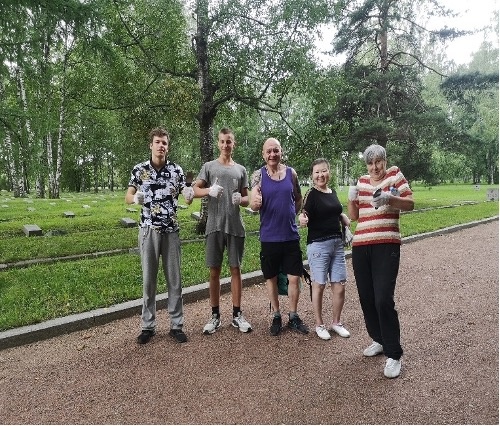 Работа Алексея и волонтеров по благоустройству и реставрации могил на Пискаревском мемориальном кладбище