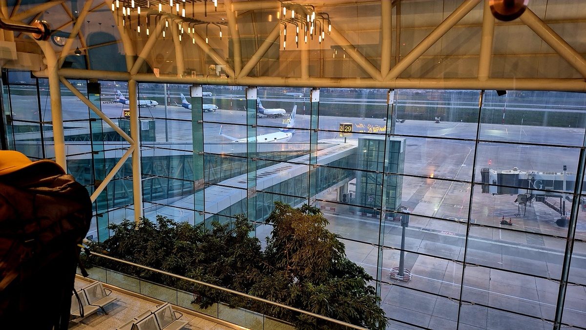 Аэропорт утром пустой