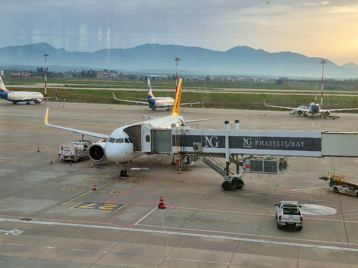 Наш самолёт готовят к полету