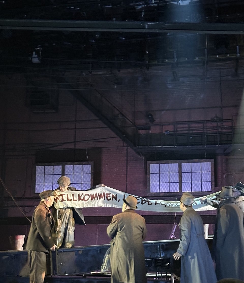 Подготовка к встрече Клары. Спектакль «Сделка» в театре имени Пушкина. Фото автора.