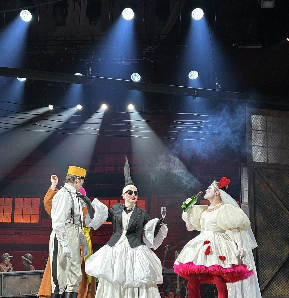 Приезд Клары и ее восьмого мужа. Спектакль «Сделка» в театре имени Пушкина. Фото автора.