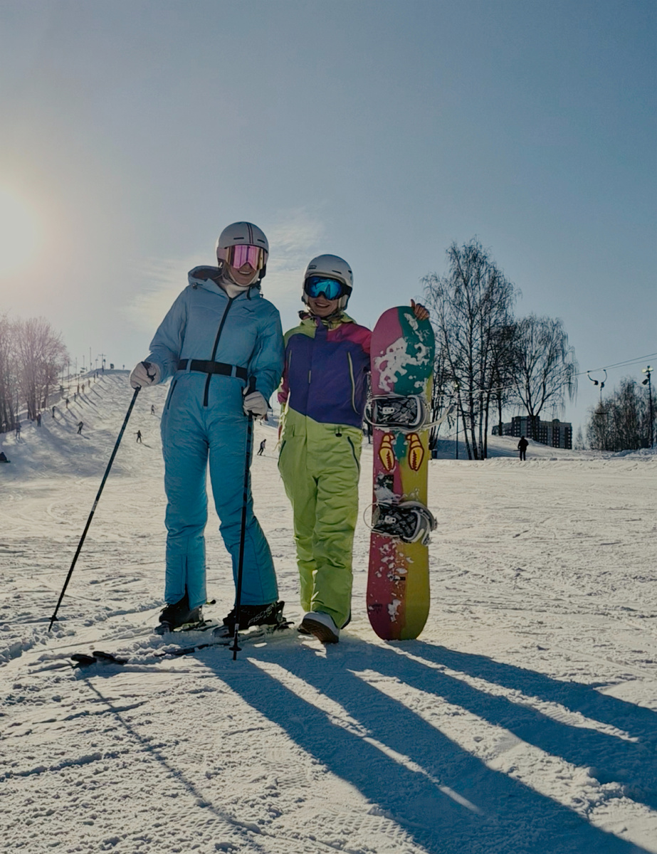 Мы с подругой на склоне. На мне - горнолыжный комбинезон, на подруге - сноубордический