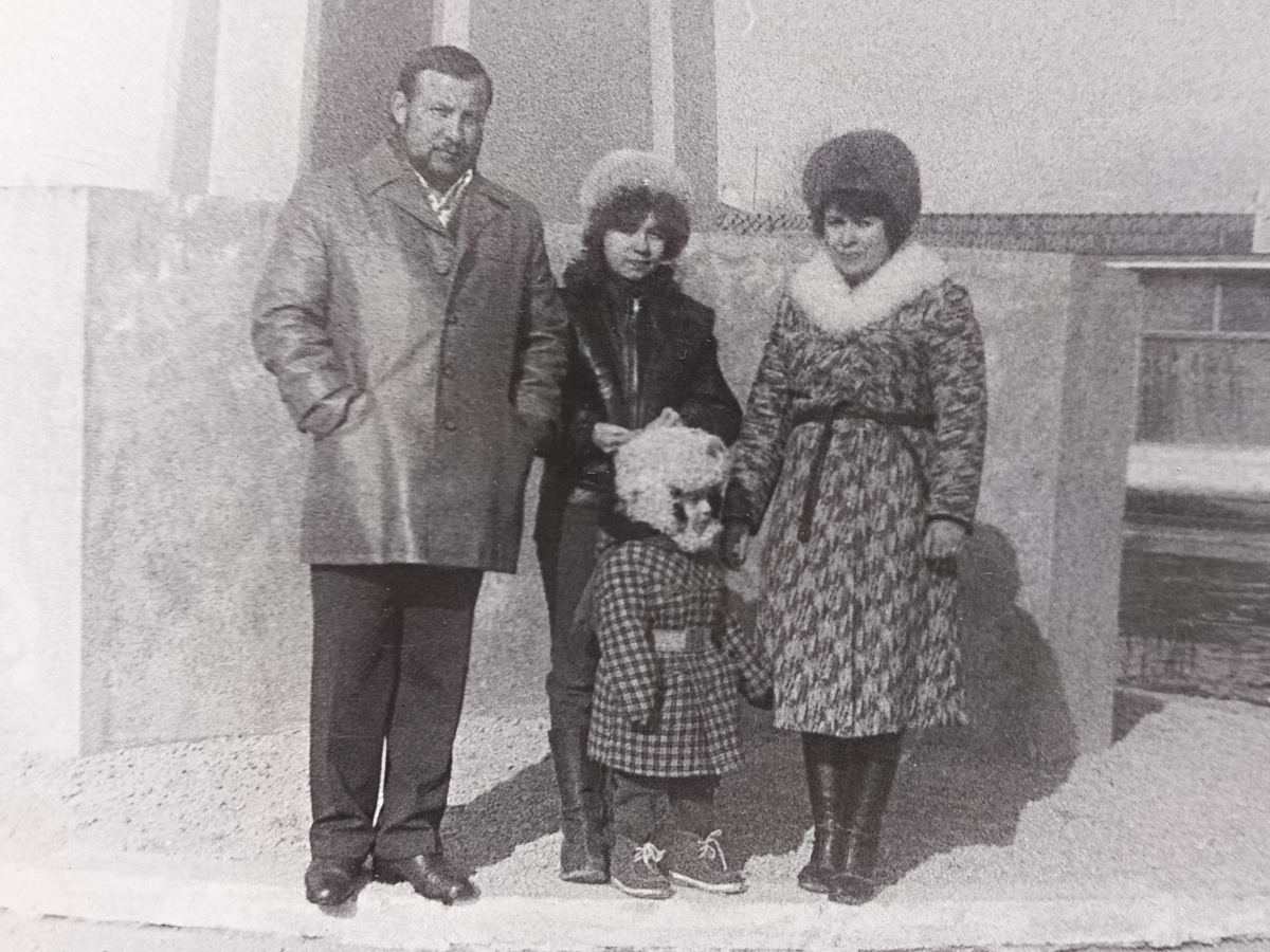 Монголия, Шарын-гол, 8 марта 1984 года. Папа, я , мама, брат Матвей. Мне 13 лет.