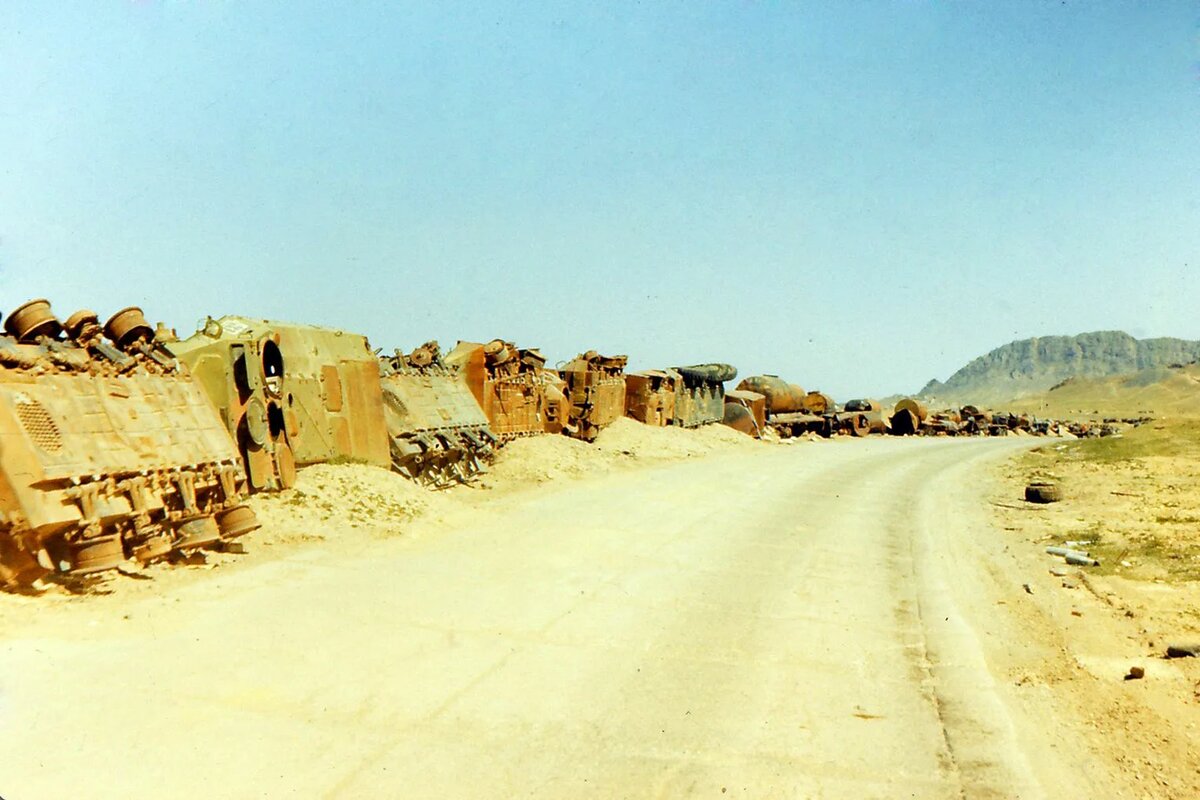 Колонна разбитой техники на обочине дороги в Афганистане. Фото взято из открытого источника "Яндекс.Картинки"