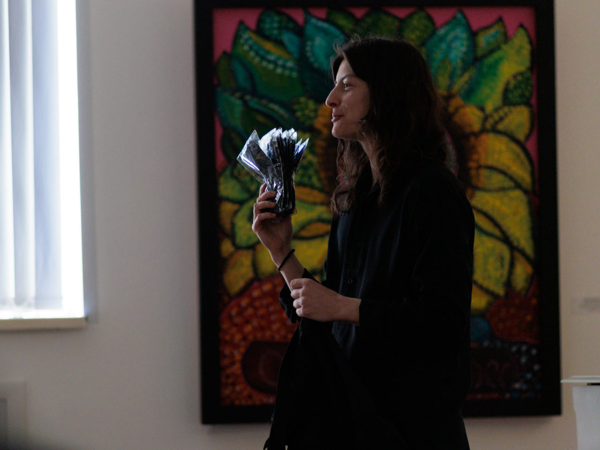    Александр Маньковский предложил желающим маски для сна. Фото: «Республика»/Михаил Никитин