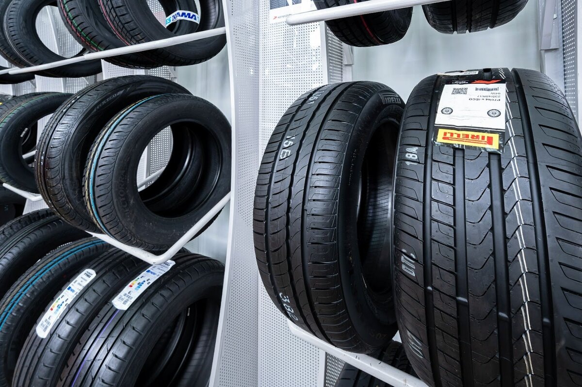 Узнать характеристики шины можно по маркировке на самой резине, по данным на наклейке или в каталоге продавца