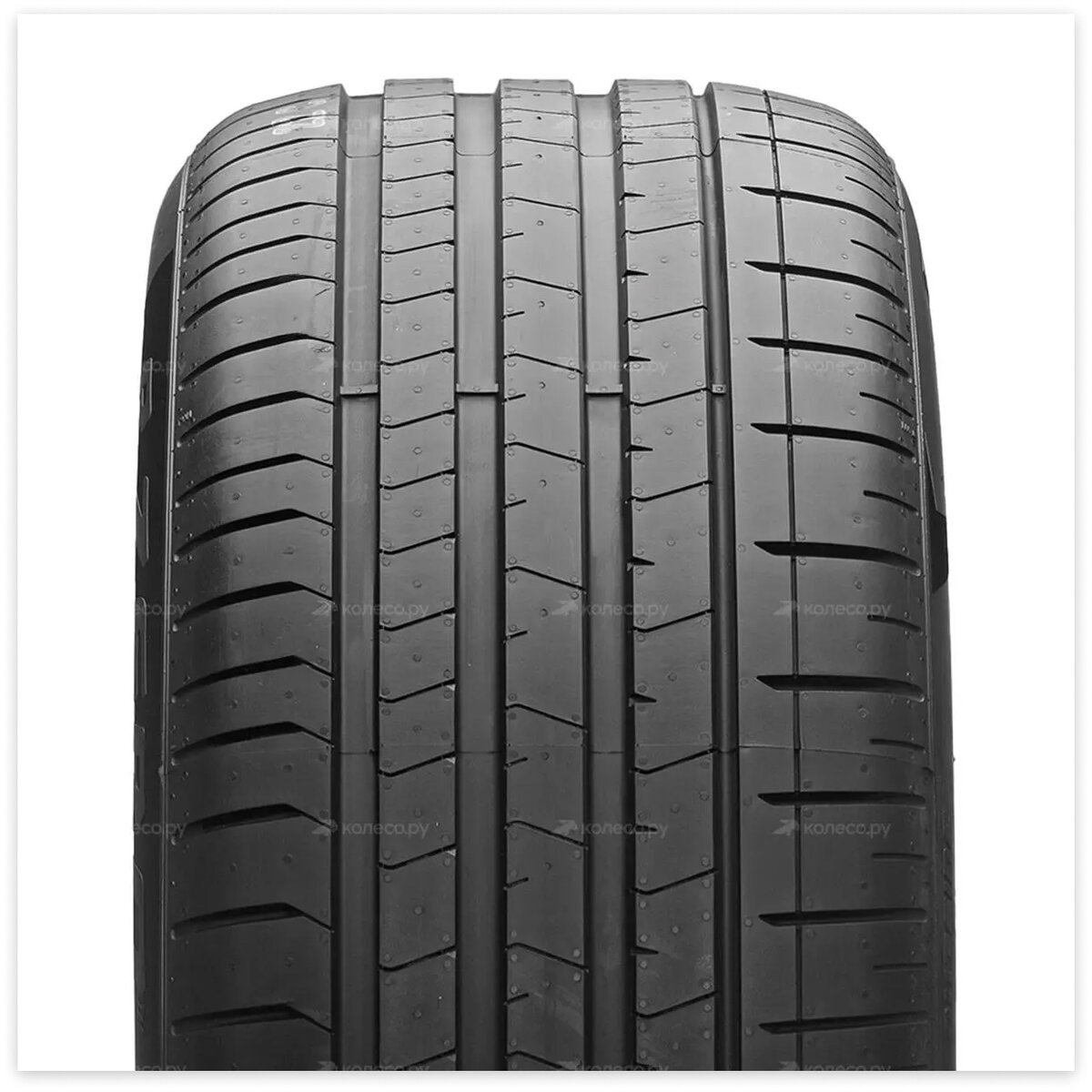 С протектором Pirelli P Zero машина уверенно держит дорогу даже при резких маневрах и перестроениях на мокром покрытии