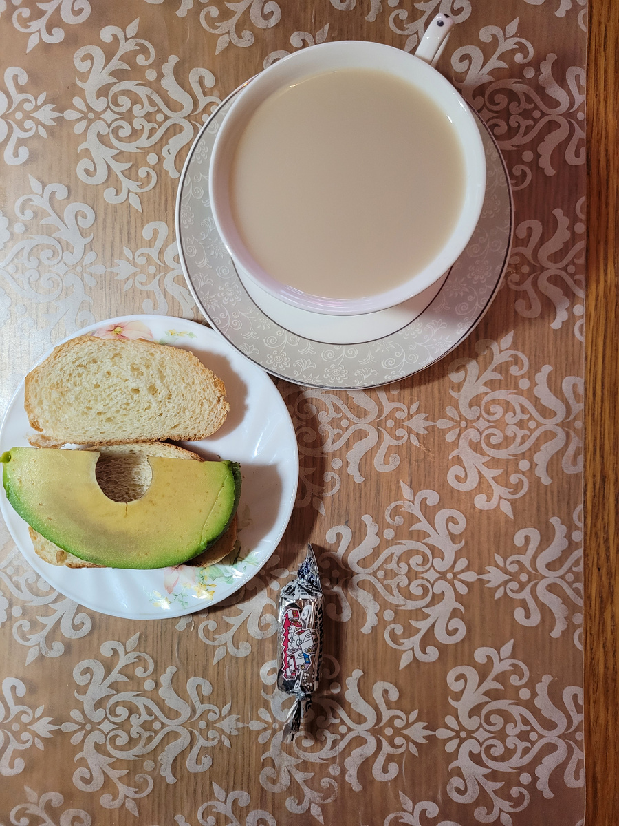 Бутерброд, конфетка, напиток