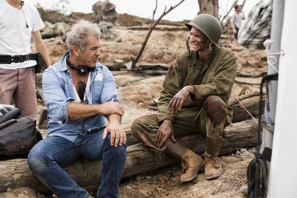 Кадр со съемок. Слева Мел Гибсон (режиссер), справа Эндрю Гарфилд (актер, исполнивший главную роль)