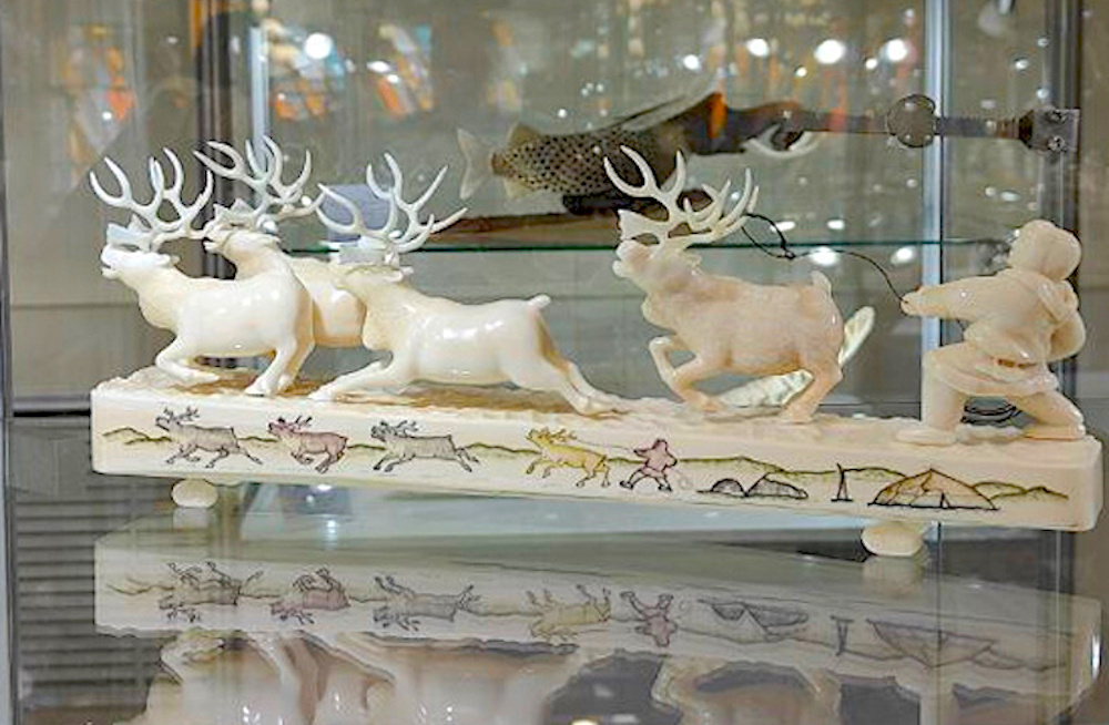 Уэленский мастер Максим Эргиро был удостоен грамоты за скульптурную композицию «Отлов оленей». Фото: Александра Ныпевги. Источник: prochukotku.ru