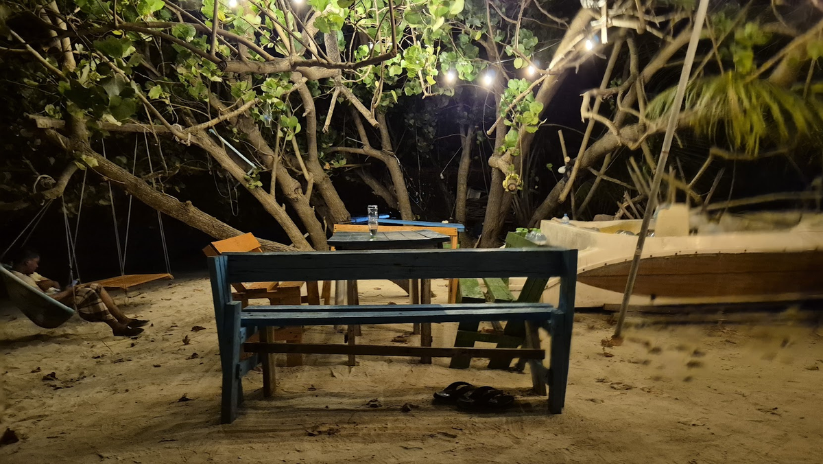 Беседка, где местные жители сидят вечерами у берега