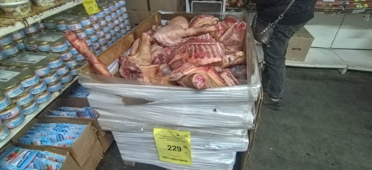 Мясо выложено было