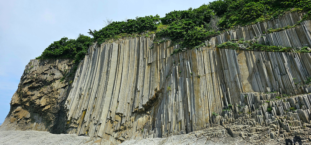 Геометрия природы в её величии. Пяти- и шестигранные колонны вулканического происхождения – редкое чудо, которое можно увидеть своими глазами.
