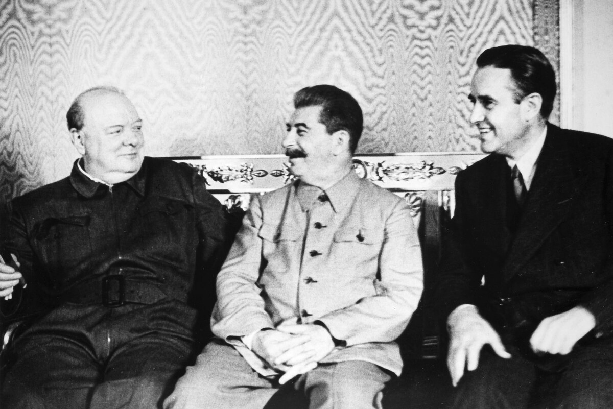    Премьер-министр Великобритании Уинстон Черчилль, руководитель СССР Иосиф Сталин и американский дипломат Аверелл Гарриман (слева направо) на встрече в Москве / Источник: © The Granger Collection/TASS