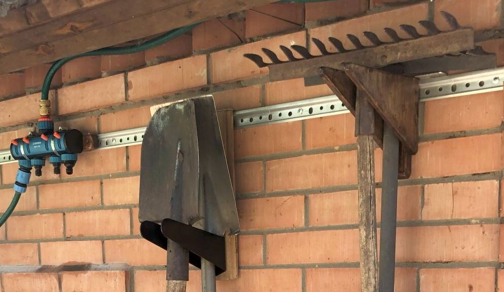 Цель экспедиции - приделать все эти предметы, а так же газонокосилки, катушки с удлиннителями, огнетушитель и все остальное, что напрашивается на стену, а не на полку.