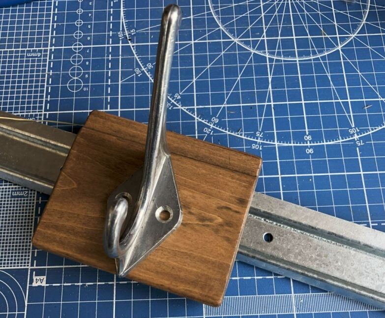 В общем случае нам нужна пластина-основание, на которую с фасадной стороны можно чем-то закрепить рабочий орган (крючок, вилка, хомут или что-то еще на что вешаются целевые предметы), а с тыльной - зацеп, огибающий гребень планки.