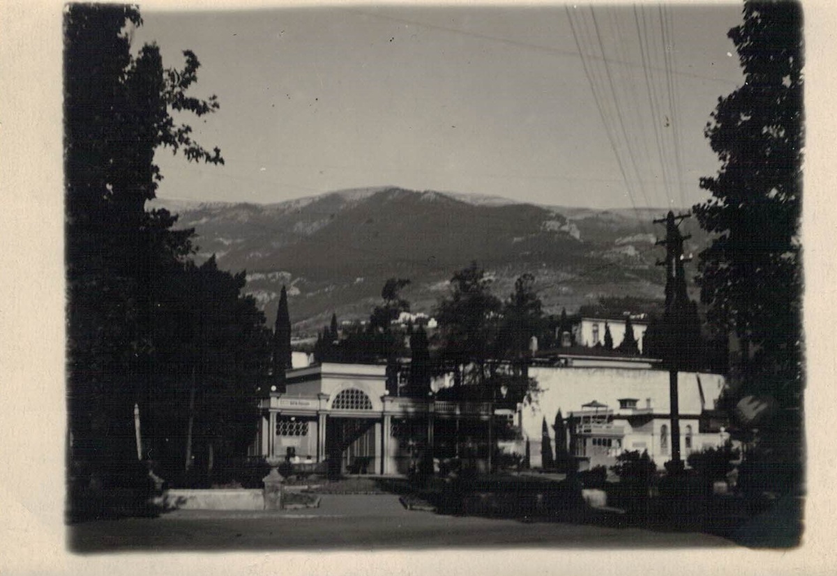 Автостанция Крымавтотреста по маршруту Ливадия-Ялта. Улица Боткинская. Работа А. Брагина. 1940 г.