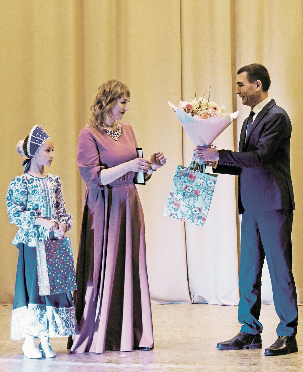 по социальным вопросам Иван Брюханов поздравил виновников торжества, вручил букет цветов заведующей Домом культуры Галине Мальсаговой и даже прочитал стихи собственного сочинения.