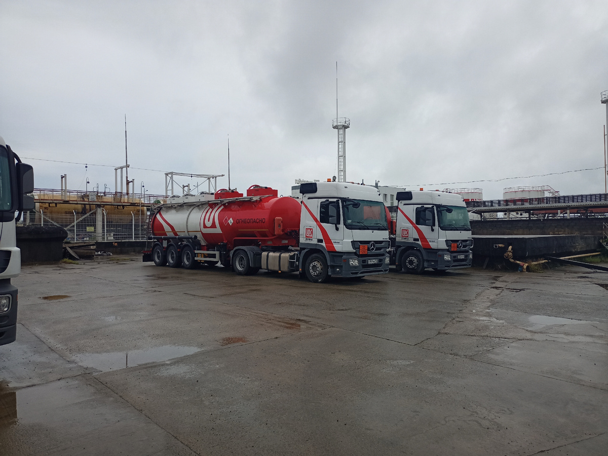 Фото авторо на нефтебазе Лукойл. 