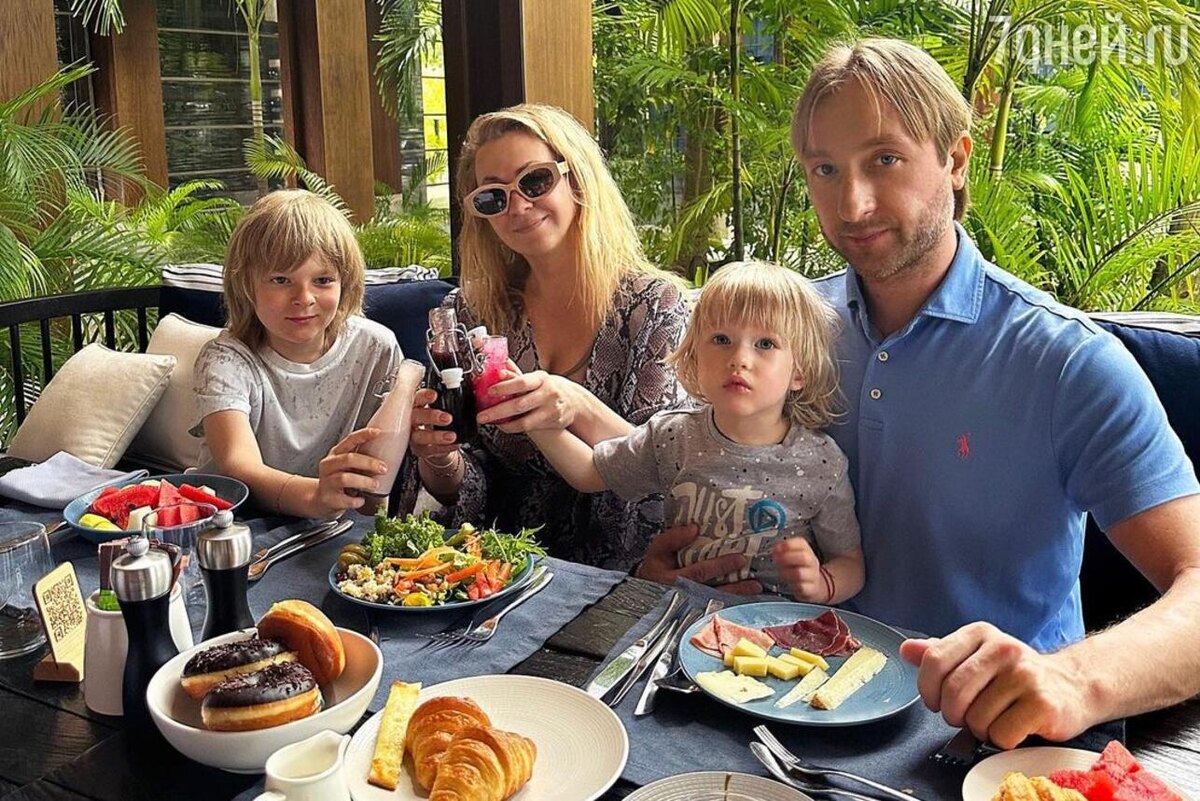    Яна Рудковская и Евгений Плющенко с сыновьями соцсети
