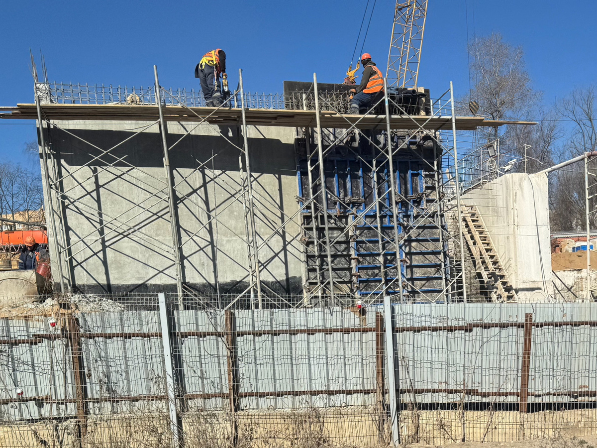 📷 1.1: Продолжается возведение внешней стены пересадочного вестибюля.