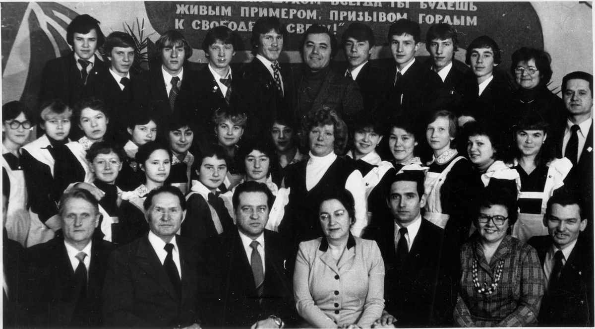 Генерал Борис Соловьев (в первом ряду третий слева) со школьниками Сарапульской школы.  Фото: из семейного архива А.Б.Соловьева