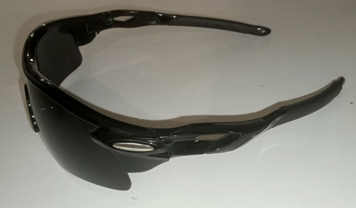 Вид очков сбоку.