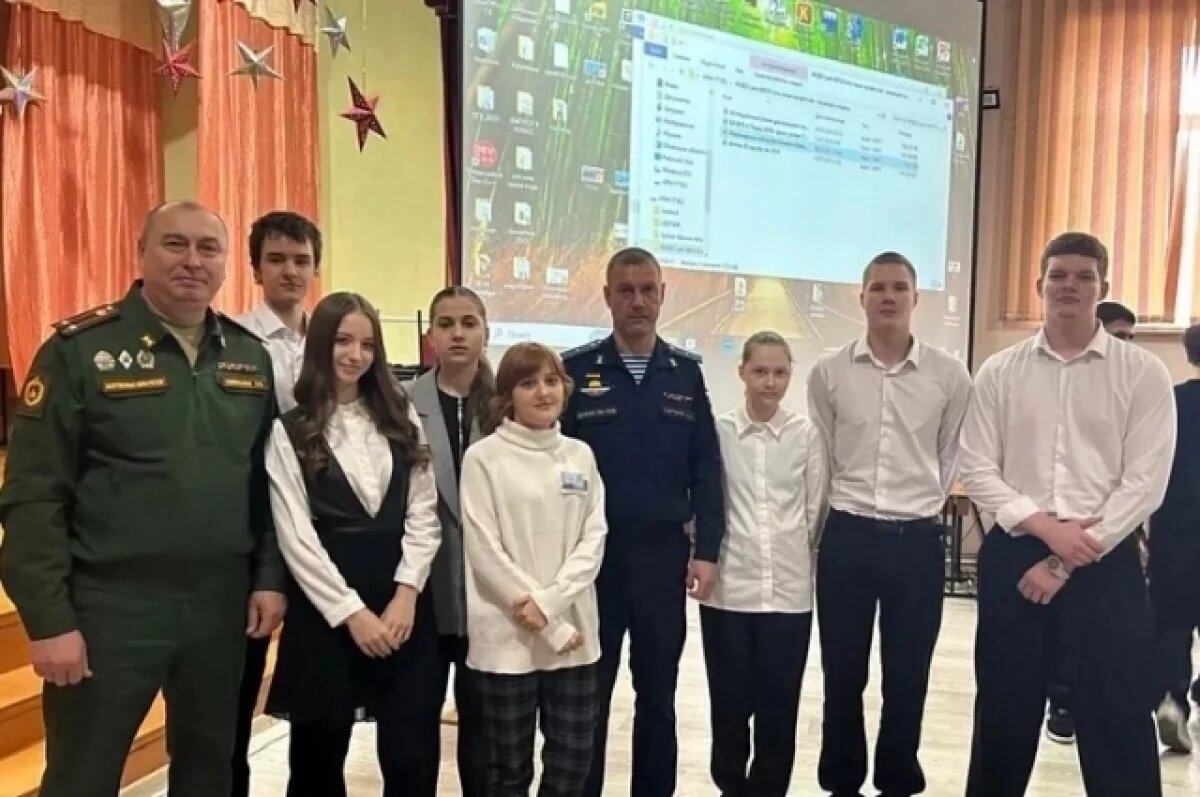    Несмотря на пережитое ранение, он уверенно стоит на ногах и снова думает о прыжках с парашютом