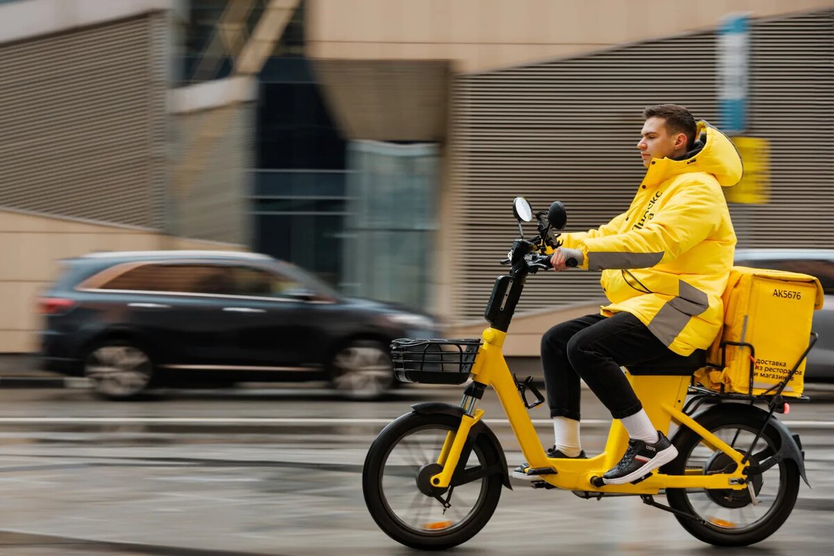Фото: курьер на велосипеде в городской суете