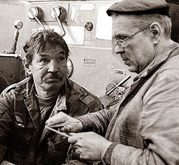 Мастер припёрся, йёё-ё-ё.  Измеряет. Чё тут скажешь-то? Капитализм  -  это  эксплуатация  человека  человеком,  а  коммунизм  - наоборот