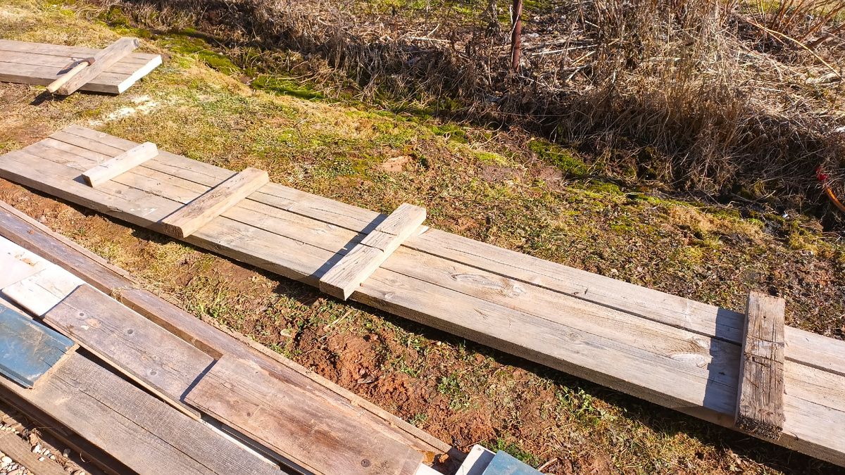 Внутренняя часть будущей скальной стенки. Три поперечных бруска крепят доски между собой и помогут лучше фиксировать положение на горизонтальной опоре.