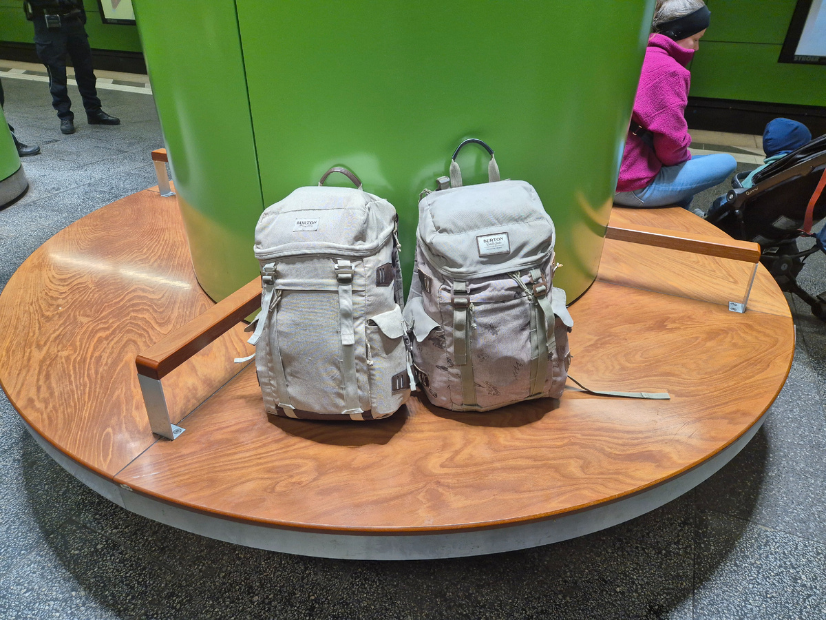 отгадайте, справа или слева мой рюкзак.