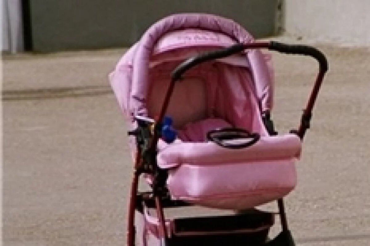    В Ровенской области военкомы забрали мужчину во время прогулки с младенцем