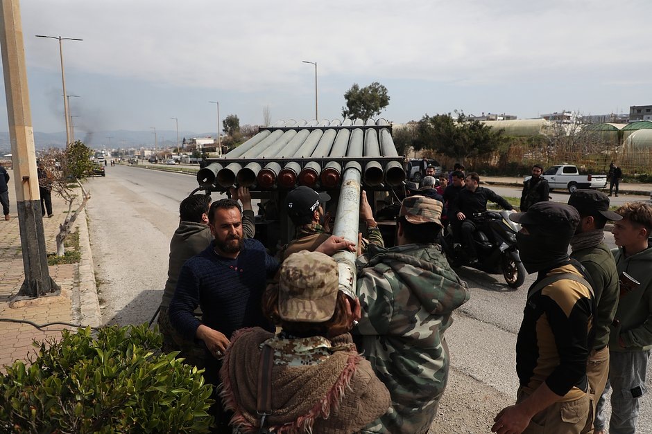 Бойцы нового сирийского правительства заряжают ракетную установку, Банияс, Сирия, 7 марта 2025 года. Фото: Ali Haj Suleiman / Getty Images