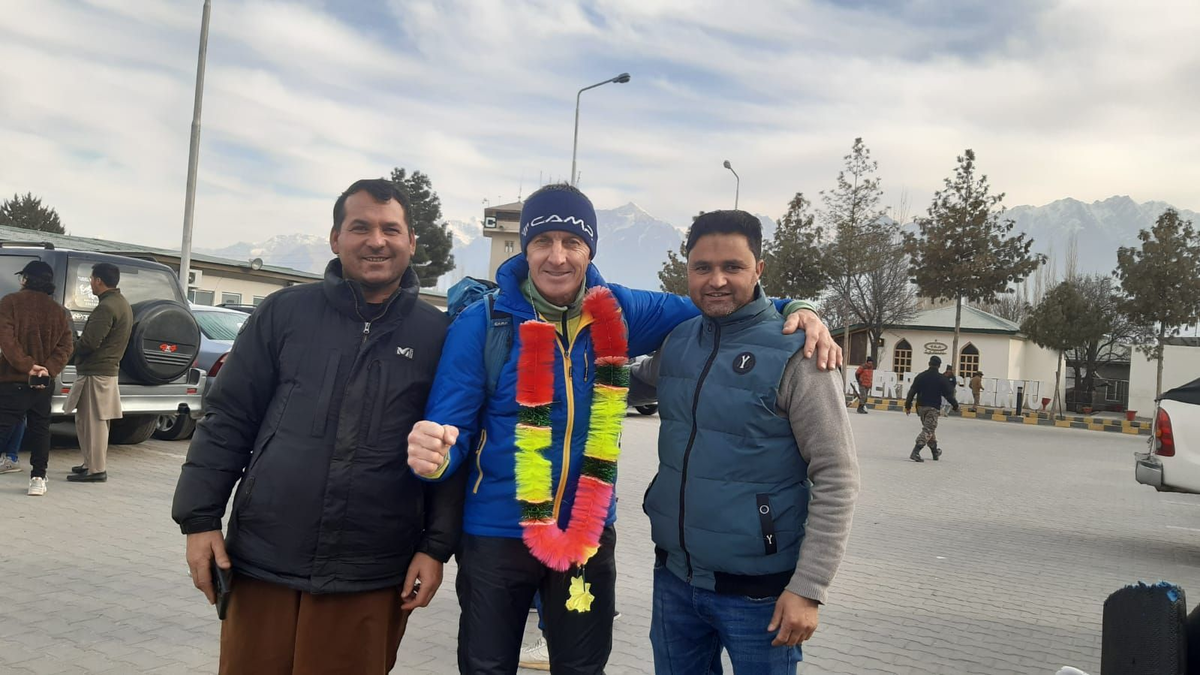 Урубко с местными операторами экспедиций в Скарду (Пакистан) во время зимней экспедиции на  Гашербрум I. Фото: Денис Урубко