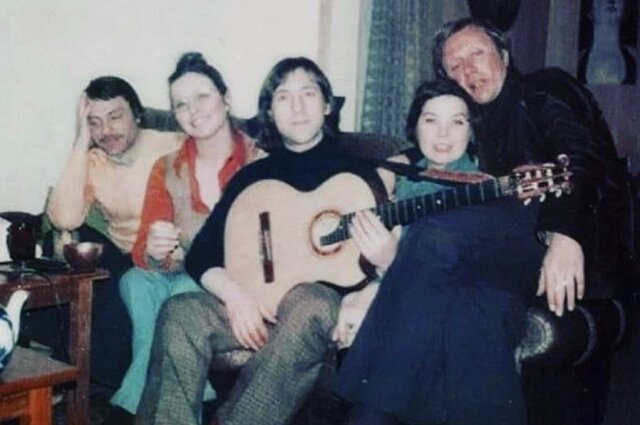    Лариса Голубкина и Андрей Миронов — крайние справа. Они на вечеринке у Марины Влади и Владимира Высоцкого. Крайний слева — артист балета и их приятель Кирилл Ласкари. Фото выложила в Сеть их дочь Мария Голубкина. Фото: Соцсети