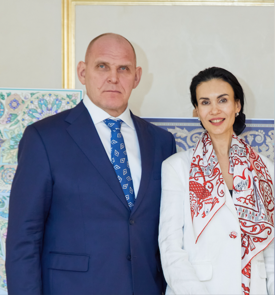 Герой РФ, сенатор А.А. Карелин и дизайнер Нина Ручкина на фоне выставки "Русские в моде"by Nina Ruchkina в Совете Федерации (2024)