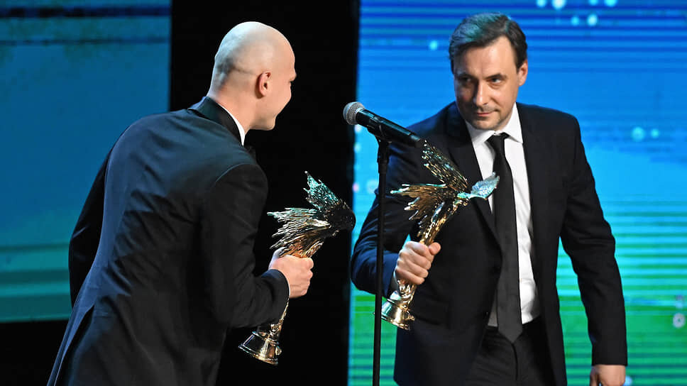 Актеры Евгений Цыганов (справа) и Юрий Борисов (слева) на церемонии вручения кинематографической премии «Ника» в театре «Маска» 24 марта 2025 года .📷Фото: Александр Миридонов / Коммерсантъ