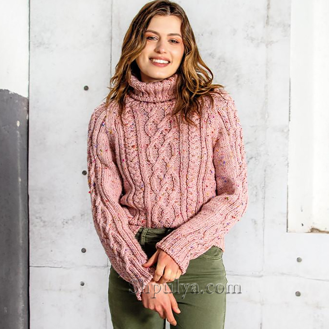 Пуловер реглан с разноцветными крапинками и причудливыми аранами